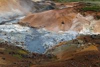 Canyon Surreal  Man ist ein bißchen hin und her gerissen einerseits zwischen der Begeisterung, mit der man die Schönheiten dieser Landschaft genießt, fotografiert und filmt und andererseits dem Bewußtsein, dass der aktuelle Anblick geologisch nur eine relativ kurzfristige Existenz besitzt. Schon morgen kann die höchst aktive Tektonik der Insel dies alles zerstören und das Leben der Einheimischen nachhaltig verändern. So gesehen ist man dann doch froh, auf dem vergleichbar langweiligen Untergrund des heimatlichen Bodens von solchen Gefahren ziemlich sicher verschont zu bleiben.