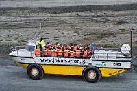 Carbon Offset Vehicle  Das lautstarke Treiben um einen herum, die auf dem Wasser schwimmenden Attraktionen, sowie der Lärm der vielen Speedboote, die mit so horrendem Tempo ihre Passagiere um die Eisschollen herumjagen, dass man sich fragt, wieviele der auf- und abtauchenden Seehunde bereits Opfer dieser Renner geworden sind, lassen einen glatt die imposante Eiswand vergessen, die aus dem Hintergrund den riesigen See speist.  Nicht übersehen läßt sich jedoch das hinter uns zum Ufer rollende Amphimobil, welches quasi als Feigenblatt für Klimakleber kohlendioxidfreien Ausgleich für die abgasspuckenden Speedboote verspricht.