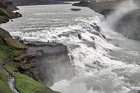 Das doppelte Lottchen  Dieser Filmtitel kam mir spontan in den Sinn, als mir bei der Recherche auffiel, dass es zwei Flüsse gleichen Namens gibt: "Hvítá". Der eine, der den Beinamen "Borgarfjörður" trägt, fließt im Westen Islands, ist der, welcher den Hraunfossar und den Barnafoss speist und in den Borgarfjörður mündet. Der andere, mit dem Beinamen "Ölfusá" entspringt ebenfalls dem Langjökull, allerdings auf der Südostseite, fließt über den Gullfoss weiter in den Süden und mündet bei Selfoss in einer breiten Lagune in den Atlantik. Seltsam! 40 km nach dem Gletschersee Hvítárvatn stürzt der Gewaltigere der beiden Ströme mit einer Wassermenge von bis zu 180 m³/s über die ersten Kaskaden des Gullfoss und obwohl es mittlerweile stellenweise blauen Himmel gibt, reicht das Sonnenlicht leider nicht, um die Gischt in Regenbogenfarben erstrahlen zu lassen. Nun ja, man kann nicht alles haben...