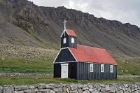 Das Kirchenschiff  Auf dem Rückweg fahren wir nicht gleich zurück in die Berge, sondern folgen der Küstenstraße noch ein bißchen Richtung Westen. Schon von Weitem haben wir die schmucke kleine Kirche am Strand erspäht, die der Reiseführer ausdrücklich als tolles Fotomotiv erwähnt, besonders wegen der davor gehissten Islandfahne. Von der sehen wir zwar heute nichts, ein hübsches Motiv ist die Kirche aber allemal.  Bedroht von den kreischenden Angriffen hier brütender Seeschwalben treten wir dann aber den Rückzug an und beschließen, lieber ihren friedlicheren Verwandten in Látrabjarg einen Besuch abzustatten.