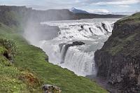 "Der Goldene"  Der Gullfoss verdankt seine fortbestehende Existenz nicht zuletzt der Tochter des hier am Anfang des 20. Jahrhunderts lebenden Grundbesitzers, dem Bauern Tómas Tómasson. Sigriður Tómasdóttír widersetzte sich vehement den Bestrebungen, an diesem Fall ein Wasserkraftwerk zu errichten und lief aus Protest barfuß bis nach Reykjavik. Es war zwar nicht ihr Einspruch und die Drohung, sich in den Fall zu stürzen, welcher den Bau verhinderte, sondern das Geld, welches den Investoren während des Baustopps ausging – womit glücklicherweise alles so verblieb, wie es war. Heute kann der isländische Staat dieser Wendung dankbar sein, denn die Einkünfte aus dem touristischen Massenbetrieb sind nicht unerheblich. Nachdem der Gullfoss von allen Seiten, mit und ohne Abfluß dokumentiert ist, machen wir uns auf den Weg zum Keriðkrater.