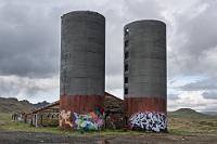 Die zwei Türme  Den nächsten Halt erzwingt der verfallene Bauernhof, welcher nicht nur mit den reizvollen Graffity auf den riesigen Silos lockt, sondern auch mit der Aussicht auf die ersten Eindrücke des sehenswerten Thermalgebietes welches der Reiseführer versprochen hat. Auf einem Berghang am Rande Krýsuviks steigt leichter Qualm aus rötlich-gelb gefärbtem Untergrund auf. Ein guter Anlass, sich das mal näher anzusehen.