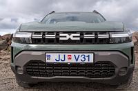 Duster  Hertz hat uns mit einem Dacia Duster 4x4 beglückt – glücklicherweise mit einem Schaltgetriebe ausgestattet – in den wir nun wieder einsteigen, um unsere Fahrt um die Halbinsel fortzusetzen. Schon auf den wenigen Kilometern der Herfahrt hatte ich das beunruhigende Gefühl, die Lenkung hätte ihren eigenen Willen, so dass ich ständig gezwungen war, korrigierende Lenkbewegungen zu machen. Sollte der Wagen seinem Namen gerecht werden und ein düsteres Eigenleben führen? Ich fahre zwar seit über 50 Jahren Auto, aber soetwas war mir noch nicht untergekommen. Nicht lange zurück hatte ich Marens VW-Golf 6 übernommen, nach langen Jahren mit VW-Bussen, die ich vom T2 bis zum T5 bewegt hatte. Keines dieser Fahrzeuge hatte je so ein Verhalten gezeigt. Erst als ich mich lauthals über ein weiteres erratisches Manöver des Dusters beschwerte, klärte mich Maren über die hirnrissigen "Spurassistenten" auf, die in allen neueren Modellen verbaut seien. Maren hatte es immerhin geschafft, den Schalter zu finden, mittels dem sie vor Antritt jeder Fahrt in ihrem neuen Golf 8 diesen lebensgefährlichen Unsinn deaktivierte.