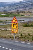 Einbreið Brú  Nachdem wir noch einige Fjords umrundet haben, geht es nun langsam bergan, denn Egilsstaðir liegt hinter einem 900 m hohen Bergrücken am Ufer des langgestreckten Lagarfljót. Wir checken ein im Hotel, bekommen ein schönes, großzügiges Zimmer und der Portier trägt uns sogar die schweren Koffer bis vor die Zimmertür.