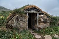 Eingemummelt  Den ganzen Vormittag war es diesig und regnerisch mit tiefhängenden Wolken. Wir sitzen gerade ein halbe Stunde mit unseren Ebooks im Aufenthaltraum, als es aufhört zu regnen. Maren ist nicht zu halten und bricht mit der Kamera in das umgebende, tropfnasse Wiesengelände auf, auf dem, nicht weit entfernt, zwei urige Torfhäuser zur Erkundung einladen. Die Türen stehen offen und Maren tritt mit gezückter Videokamera ins dämmerige Innere der beiden verbundenen Häuschen ein, als plötzlich ein unheimliches Knistern, gefolgt von Schafsgeblöke und menschlichem Schnarchen ertönt. Es dauert einen erschrockenen Moment, bis ihr klar wird, dass installierte Bewegungsmelder für das audiophone Ambiente verantwortlich sind.