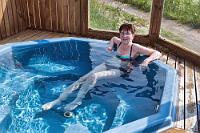 Einmal muß sein...  Am späten Nachmittag ist das Wetter ausgesprochen brilliant und es ist so warm, dass wir sogar unsere Jacken ausziehen können. Zurück im Gasthaus beschließt Maren eine Erfahrung zu machen, die für viele andere Menschen der einzige Grund ist, Island zu besuchen: Die berühmten Hot Pots, manchmal klein und individuell, meistens allerdings Massenbäder, wie die 'Blaue Lagune' bei Grindavík. Damit haben wir es nicht so, wenn einem aber die freie Benutzung derart angeboten wird, wie beim Gästepool unseres Gistiheimili gleich neben unserem Zimmer, spricht ja nichts gegen einen Versuch. Maren wagt es, schafft knappe zehn Minuten, verläßt das ziemlich heiße Wasser dann aber schnell, bevor sie gar ist :-).