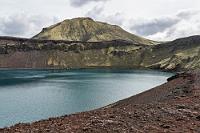 Ende, Aus und Schluss ;-)  Mit diesem letzten Bild des Bláhylur Kraters, auf dessen Rand eine befahrbare Piste führt, schließen wir unser Reisetagebuch. Wir haben es tatsächlich geschafft, in den letzten drei Tagen noch alles unterzubringen, was wir uns vorgenommen hatten. Die weitere Rückkehr zum Hotel verläuft ereignislos und unser abschließendes Abendessen in der 'Snackbar' des Hotels ist wider Erwarten sehr reichhaltig, lecker und wird von einem sehr freundlichen, deutsch radebrechenden Barmann/Kellner serviert, während auf dem Riesenwandbildschirm nochmals alle Höhepunkte unserer Reise als Doku in augenkrebserzeugenden Falschfarben ablaufen. Auch die Rückgabe unseres Dusters am nächsten Vormittag bei Hertz am Flughafen gestaltet sich problemlos, wir bekommen die versicherte Reifenreparatur erstattet und um 16:00 Uhr sind wir wohlbehalten und glücklich über den gelungenen Urlaub auf dem Heimflug nach Hamburg.  Unseren Bilderwelt Gästen danken wir für das Interesse und wir hoffen, Euch gut unterhalten zu haben - Tschüss!