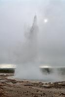 Eruptiv  Fernsehberichte anderer Thermalgebiete nähren die Erwartungshaltung, dass ein Aufwallen des Wassers dem eigentlichen Ausbruch vorausgeht. Hier ist das nicht so! Völlig überraschend schießt etwa alle 4-5 min. die Fontaine bis zu 20 m hoch, so dass man die Kamera zuvor manuell auf die richtige Entfernung scharfstellen sollte, um den richtigen Moment nicht zu verpassen.