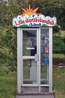 Es gibt sogar Henning Mankell!  Es ist nicht der im alten Teil des Dorfes befindliche Familienpark mit seinen Klettergerüsten und auch nicht das Polarfuchsmuseum, welches uns zum Anhalten bewegt, sondern die skurrile Getränkedosensammelflasche sowie die kleinste Leihbücherei, die wir je gesehen haben und die sogar noch ein funktionierendes Telefon aufweist.