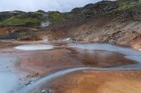 Farbpalette  Vom Parkplatz aus führt ein Rundweg durch eine Zusammenstellung aller nur denkbaren Ausdrucksformen geothermischer Aktivitäten. Ebenso wie die Landschaft wechselt auch die Beschaffenheit des Weges, der mal mit Holzbohlen befestigt, mal lediglich festgetrampelt und stückweise mit einer krümeligen Ascheschicht belegt ist. Warnschilder weisen darauf hin, dass es nicht angeraten sei, die Finger (oder andere Körperteile) dem Inhalt der blubbernden Tümpel auszusetzen, da diese kochend heiß seien. Darauf wäre man selber nie gekommen...