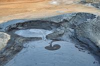 Filigran  Da, wo der Weg kalkige und schweflige Ablagerungen kreuzt, geht es über hochgesetzte Holzstege und hautnah passiert man blubbernde Pools, in denen sich dünnflüssiger, blaugrauer und schwarzer Schlamm zu filigranen Mustern vermischt.  Insgesamt ist das Wegenetz sehr weitläufig gestaltet, so dass man als Besucher all den verschiedenen Ausfällungen und Tümpeln sehr nahe kommt, aber beim Respektieren der Absperrungen nirgends Gefahr läuft, sich zu verletzten oder zu verbrühen.