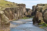 Fjaðrárgljúfur Canyon  Wir beziehen einen gemütlichen Bungalow, tätigen den obligatorischen Heimatanruf, machen Pläne für morgen, während wir Kaffee trinken, sichten unsere heutige Fotoausbeute und schlendern schließlich um 19:30 Uhr zum Abendessen ins Haupthaus, wo wir mit einem leckeren Dreigangmenü den Abend beschließen.  Der Wecker klingelt wieder um 7:00 Uhr, Maren ist zuerst im Bad und widmet sich anschließend ihrem Tablet, als ein entsetzter Ausruf mich beim Entern der Dusche zurück ins Zimmer eilen läßt. Maren zeigt auf ihre Tabletuhr – 5:43 Uhr, das Gleiche, was auch unsere Armbanduhren anzeigen! Irgendwann in der Nacht hat mein Funkwecker ein Signal aus der Heimat bekommen und sich um 2 Std. vorgestellt. Bis zum Frühstück ist's also noch eine Weile hin, die ich nutze, eine Bekassine, auf deren Rufe Maren während der Planung unserer Weiterfahrt zur Fjaðrárgljúfur Schlucht aufmerksam wird, in ihrem Grasnest vor unserem Bungalow zu fotografieren.