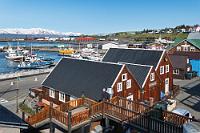 Gamli Baukur  Das rote Haus neben der Treppe zum Kai ist eine urige Mischung aus Fischerkneipe und Restaurant, mit viel dekorativer, altmodischer Ausstattung. Obwohl es sehr voll ist, findet sich für uns noch ein kleiner Zweiertisch. Eine sehr freundliche Bedienung nimmt unsere Bestellung auf und es dauert nur eine kurze Zeit, bis  uns ein appetitlich zubereitetes Essen serviert wird.  Wohlig gesättigt steigen wir später wieder die Treppe zur oberen Ladenzeile hoch und entdecken, dass das Büro von "Northsailing" noch geöffnet hat. Und obwohl wir unsere Teilnahme an der morgigen Tour bereits per Antwortmail bestätigt haben, schauen wir kurz rein und werden nach einem freundlichen Empfang mit dem Einschiffungsprozedere für den nächsten Morgen vertraut gemacht.