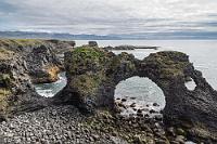 Gatklettur  Der Eyecatcher ist natürlich das kreisrunde Felsentor Gatklettur mit seinem kleineren Nebendurchguck. Das Ganze ist sehr touristenfreundlich aufgezogen, mit gepflasterten Wegen entlang der Küste und Aussichtsplattformen, von denen man einen guten Blick auf die Naturwunder hat. Ehedem ein Fischerort, dient Arnastapi heute fast ausschließlich touristischen Interessen. Lediglich zur Saison sollen einige Fischer noch mit ihren Booten hier anlanden und wer ihnen beim Löschen ihres Fangs zuschauen möchte, geht einfach linksseitig an der Küste entlang, bis er auf den durch einen Steinwall geschützten "Höfnin á Arnarstapa" trifft.