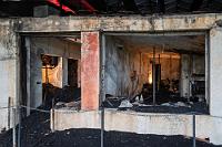 Gerðisbraut No.10  Fünfeinhalb Monate währte der völlig überraschende Ausbruch des Eldfell. 400 Häuser wurden unter den vorrückenden Lavamassen begraben, oder von Tephra zugeschüttet, der schwarzen, körnigen Flugasche und den Brocken pyroklastischen Gesteins, welche unablässig ausgestoßen wurden. Noch über dreißig Jahre nach dem Ausbruch war der östliche Ortsteil Vestmannaeyjabærs eine wüste Aschelandschaft, bis man sich entschloß, den Stadtteil zu sanieren und an der Stelle, wo Aufräum- und Ausgrabungsarbeiten verschüttete Wohnhäuser freigelegt hatten, im Andenken und in Würdigung der Menschen, die sich um die Eindämmung des Ausbruchs verdient gemacht hatten, ein Museum zu errichten. Der großzügige und moderne Bau umschließt das komplette Wohnhaus Gerðisbraut No.10, durch dessen zerborstene Fenster und Wände der Besucher unmittelbar gewahr wird, wie schnell und zerstörerisch die Einwohner quasi am gedeckten Frühstückstisch überrascht wurden.