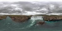 Goðafoss  Das Wetter beeinträchtigt leider auch ein bißchen den Besuch des Goðafoss, der auf halbem Weg nach Akureyri, direkt neben der Ringstraße, zu einem Halt einlädt. Es ist ziemlich voll, wir kommen aber trotzdem noch auf dem großen Parkplatz unter, der erstaunlicherweise sogar gebührenfrei ist.  Der von drei Felsen unterbrochene, 158 m breite Fall des Flusses Skjálfandafljót, stürzt mit so enormen Wassermengen 11 m in die Tiefe, dass er zu einem der populärsten Fälle Islands geworden ist. Seit dem 12. Juni 2020 wurde er zudem vom isländischen Umweltminister unter Naturschutz gestellt.  360°  &#160;Pano