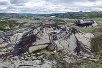 Grábrók  Der Wasserfall – auf den wir von einer kleinen Aussichtsplattform herunterschauen – ist zwar nicht hoch, aber trotzden nett anzusehen. Und er ist der Erste, bei dem wir eine Fischtreppe entdecken, die allerdings auch nur bis zu einer gewissen Höhendifferenz Sinn macht.  Zurück auf dem Hringvegur verspricht ein Hinweis ein tolles Vulkanerlebnis nur wenige Kilometer weiter. Wir lassen uns überreden und bald kommt auch ein Bilderbuchkegel links der Straße in Sicht. Wir bekommen auf dem (gebührenfreien!) Parkplatz auch tatsächlich noch einen Platz, es haben sich aber 4 bis 5 Reisebusse hier versammelt und der Betrieb auf dem Zuweg zum Kegel lädt nicht gerade zum Aufstieg ein.