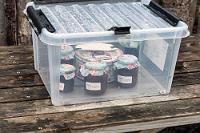 Guaranteed quality  Am Parkplatz bei Hvítanes stehen schon einige Autos und noch mehr Fotografen mit Teleobjektiven, die offensichtlich jeden verfügbaren Vogel ablichten. Sie haben wahrscheinlich den gleichen Reiseführer wie wir, ein Seehund ist hier aber trotzdem nicht zu sichten. Mein Hinweis an einen Fotografen, nur wenige Kilometer weiter läge ein solcher fotogen in Strandnähe, wird mit dem Hinweis abgetan, bis gerade eben, bis vor fünf Minuten, hätten auch hier ein paar Robben Modell gelegen.  Nicht nur haben die Bewohner des nahegelegen Litlibær, eines kleinen Torfhofes, hier den Parkplatz für die Seehundbeobachtung eingerichtet, sie bieten neben Kisten mit ausleihbaren Ferngläsern (von denen wir keine entdecken...) auch selbstgekochte Rhabarbermarmelade an – gegen 1000 ISK pro Glas in die Vertrauenskasse. Verführerisch, aber bei ausschließlichen Übernachtungen mit Frühstück schwierig unterzubringen.