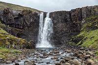 Gufufoss  Ich weiß nicht, ob schon mal irgendjemand alle Wasserfälle Islands katalogisiert hat – es müßte ein dickes Buch ergeben.  Wir kommen aus den Wolken und werden über mehrere Serpentinen hinunter Richtung Küste geführt. Bevor wir aber dort ankommen, zieht ein mächtiger Wasserfall – gleich neben der Straße – die Aufmerksamkeit auf sich. Man stöhnt allmählich schon: "...schon wieder 'n Wasserfall", da aber jeder wieder ganz anders ist als die vorhergehenden, muß natürlich ein obligatorisches Foto gemacht werden. Voilà...
