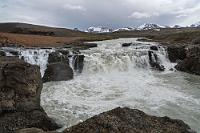 Gýgjarfoss  Jetzt ist es nicht mehr weit zum versprochenen Hochtemperaturgebiet Kerlingarfjöll. Wir biegen nach rechts von der 35 ab und fahren direkt auf ein Panorama aus vergletscherten Berghängen zu. Die Straße folgt dem Jökulfall, der sein Quellgebiet just in diesen Bergen hat. Nach wenigen Kilometern erreichen wir einen Rastplatz am Fluss, von dem man einen tollen Blick auf den Gýgjarfoss hat. Der Wasserfall ist zwar nicht besonders hoch, aber von einer beeindruckenden Breite, auf der enorme Wassermassen herabströmen. Kaum zu glauben, dass dies der Strom ist, den wir eben noch – in filigrane, milchweiße Bäche aufgeteilt – im Tal von der Straße 32 aus gesehen haben. Wir sind noch nicht am Ziel, aber als wir dort ankommen, macht sich ein wenig Frustration breit. Die Hochland Basis am Kerlingarfjöll entpuppt sich zwar als Luxushotel mit angeschlossenem Campingplatz, zu den heißen Quellen sind es aber noch 3 Kilometer – ausschließlich mit Geländewagen befahrbar!