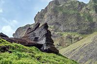 Herjólfsdalur  Millionen von Papageitauchern sollen sich an den steilen Felswänden tummeln, die das sonnige Tal an der Westseite Heimaeys umrahmen. Leider gelingt es uns trotz gewissenhafter Beobachtung nicht, auch nur einen einzigen der bunten Vögel zu entdecken. Wir parken schließlich gegenüber zweier grassodengedeckter Wikingerbungalows, kraxeln ein bißchen zwischen schwarzen Felsen herum und beobachten statt Lundis nun Enten und Austernfischer.
