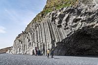 Hochgebogen  Im August 2019 ereignete sich an der den Felsnadeln gegenüberliegenden Felsspitze ein heftiger Bergrutsch, der den Strand auf 100 m Breite 10 m hoch verschüttete und ihn unpassierbar machte. Ein Durchkommen zu dem nur wenig weiter gelegenen Örtchen Vík í Mýdral ist seither wegen der Sperrung des Strandes unmöglich.  Soweit wollen wir heute aber gar nicht gehen. Viel spannender sind die bogenartig aufgewölbten Basaltsäulen, die eine große Öffnung im Berg umrahmen, die Höhle Hálsanefshellir.