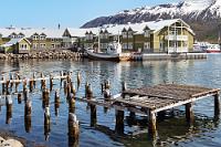 Hótel Sigló am Hafen  Der sieben Kilometer lange, tiefe Fjord weist einen optimalen Naturhafen auf, der zudem wegen der geologischen Beschaffenheit des nordöstlichen Fjordtors als Wellenbrecher vor schwerem Seegang geschützt ist. Früher lebten bis zu 3000 Einwohner vom Fischfang und dessen Verarbeitung, seit aber in der Mitte des letzten Jahrhunderts die Heringsschwärme aus noch ungeklärter Ursache ausblieben, verließen viele der Bewohner den Ort, der heute nur noch etwa 1200 Menschen beherbergt.