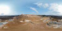 Hverarönd  Sehr beeindruckend ist der das Feld überragende 482 m hohe Námafjall, was so viel wie 'Bergwerksberg' bedeutet. Der immer noch aktive, auf der Nordseite mit zwei markanten Rissen ausgestattete Vulkan, ist Teil der 100 km langen "Krafla"-Vulkankette im Norden Islands, die bis an die Küste an den Öxarfjörður Fjord reicht. Seinen Solfataren entströmt nicht nur heißer Dampf und Schwefelwasserstoff, sondern neben diversen anderen Mineralien auch elementarer Schwefel. Vor einigen hundert Jahren wurde dieser Schwefel noch abgebaut und über den Hafen von Húsavík zur Herstellung von Schießpulver in alle Welt verschifft.  360°  &#160;Pano