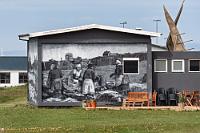 Illustrierter Alltag  Bei Hellissandur soll es sich um Islands allererstes Dorf handeln. Wie bei allen Küstenorten spielte der Fischfang seit dem Mittelalter eine beherrschende Rolle, zumal die Fischgründe vor Islands Westküste wohl ausgesprochen reichhaltig sind (waren?). Zusammen mit dem nahegelegenen Nachbarort Rif leben die insgesamt etwa 550 Einwohner heutzutage hauptsächlich vom Tourismus, der dank des Rufs der landschaftlich abwechslungsreichen Snæfellsnes Halbinsel als 'Klein Island' prächtig floriert. Zudem gibt es im Ort ein Fischereimuseum (wo eigentlich nicht auf der Insel? ;-), in welchem zwei der ältesten Hochseeschiffe Islands ausgestellt sind.