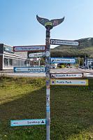 Im Zeichen des Wals  Noch ganz begeistert von den Eindrücken in der Schlucht, setzen wir unseren Weg fort und nicht lange danach erreichen wir das Küstenstädtchen Húsavík. Wir queren den malerischen Ort entlang des Hafens und finden unsere Unterkunft – obwohl sie auf dem Wegweiser nicht verzeichnet ist – anderthalb Kilometer hinter der Ortsgrenze.