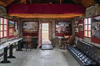 In der Privatkirche  Schon immer hatte Samúel Jónsson eine künstlerische Ader besessen, diese aber kaum ausleben können. Mit 65 Jahren stand er nun alleine da und begann mit naiver Malerei und dem Bau eines hölzernen Kirchenaltars, welchen er der örtlichen Kirchengemeinde schenken wollte. Diese schlug sein Geschenk aber aus und so machte sich Samúel daran, sich eine eigene Kirche rund um den Altar zu bauen, in deren (restauriertem) Inneren wir uns jetzt befinden. Früher waren die Wände noch mit seinen eigenen Gemälden geschmückt, die heute entweder verschollen sind oder sich in Privathand befinden.