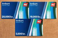 Innkort  Unsere letzte Prepaidkarte reicht nicht mehr für eine komplette Füllung, so dass Maren im Tankstellenshop gleich Nachschub erwirbt. Diese Karten sind ausgesprochen praktisch, in drei Preisklassen erhältlich und nicht nur für die automatische Abbuchung an der Tanksäule zu gebrauchen. Fast jede N1 Tankstelle hat nicht nur – wenn es sich nicht gerade um eine pure 'Zweizapfsäulen-Füllstation' fernab der Zivilisation handelt – einen angeschlossenen Shop mit den Ausmaßen und dem Angebot eines Mini Markets, sondern meist sogar noch einen Imbiss für den schnellen Hunger. Da alle Tankalternativen nur eine undurchsichtige Kreditkartenzahlung ermöglichen, stellen diese, sofort auf den Restbetrag aktualisierten Prepaidkarten, für uns die optimale Lösung dar.