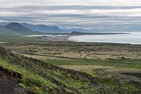 Island coast  Maren macht sich darüber lustig, dass es mir vorkommt, als hätten wir auf dem Weg mindestens einen halben Höhenkilometer zurückgelegt. Soll sie erst mal in mein Alter kommen... Auf jeden Fall ist der Blick hinunter auch von außerhalb der Schlucht schön und wir hoffen nur, dass es auch weiterhin trocken bleibt. Immer noch leicht schnaufend, mache ich ein paar Aufnahmen der am Wegesrand blühenden wilden Stiefmütterchen und sehe kopfschüttelnd der im Schluchteingang auf- und abschwebenden Drohne zu, bis es Zeit wird, den Rückweg anzutreten, denn es füllt sich hier oben immer mehr (auch wenn man das nicht sieht, weil die Leute alle meinem Remove Tool zum Opfer gefallen sind – das kann nicht nur Björn vom Öxl... ;-)