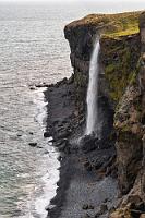 Keine Seehundsdusche  Von Seehunden ist hier nichts zu sehen, dafür begleitet uns eine zutrauliche Schneeammer ein Stück weit auf unserem kurzen Spaziergang zum Ketubjörg Wasserfall.