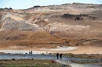 Kurz entschlossen  Wir sind bei immer noch bestem Wetter um 9:00 Uhr aufgebrochen und haben wieder den ganzen Tag für Sightseeing zur Verfügung. Zum Mývatn See brauchen wir nur knapp eine Stunde Fahrtzeit und der Wasservogelreichtum verspricht ein paar gute Aufnahmen.  Andererseits ist es erst 10:00 Uhr und der Andrang von Reisebussen auf dem Parkplatz des Námafjall Hverir Hochtemperaturgebiets sollte sich noch in Grenzen halten. Statt also dem Ostufer des Mývatn zu folgen, biegen wir nach dem Örtchen Reykjahlíð links in die Berge ab, überqueren einen Pass und blicken staunend auf eine rot-orangene Bergflanke, an deren Fuß sich ein gleichfarbiges Feld erstreckt, aus dem es brodelt und dampft.