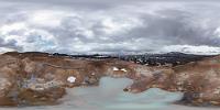 Leirhnjúkur  Am Ende des langgezogenen Hügels windet sich der Bohlenweg ein wenig zur linken Seite hoch und führt um einen vulkanischen Pool herum, dessen türkisfarbenes Wasser im Bett des Zuflussrinnsals von Fumarolen und Schlammlöchern gesäumt wird.  Auf dem Parkplatz standen bei unserer Ankunft nur zwei Autos, von deren Insassen aber nichts zu sehen ist, so dass wir den Anblick ganz alleine genießen können.  360°  &#160;Pano