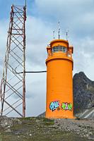 Hvalnesviti  Der Leuchtturm ist der eigentliche Eyecatcher auf der Landspitze. Gäbe es ihn nicht, würden wahrscheinlich noch mehr Menschen achtlos an diesem bezaubernden Stück Island vorbeifahren. 1954 erbaut und ursprünglich mit Gas betrieben, dient er auch heute noch der Küstennavigation. Neben dem starken Drehfeuer des 11,5 m hohen Turms, sendet der nebenstehende Gittermast zusätzlich alle 20 Sek. zwei Lichtblitze aus.