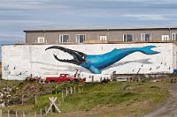 Lobster Whale  Inzwischen ist es richtig schön sonnig geworden. Wir sind wieder auf dem Útnesvegur und die Tankuhr sagt uns, dass wir uns dringend nach einer Tankstelle umsehen sollten. Glücklicherweise verbraucht der Duster für ein Fahrzeug seiner Klasse sehr wenig, so dass die Weiterfahrt bis nach Ólafsvík kein Problem darstellen sollte.  Aber zuerst nähern wir uns Hellissandur, einem kleinen Fischerort, der uns mit bunt bemalten Hauswänden empfängt. Schon das erste Motiv spricht für einen kauzigen Humor der Bewohner und wir rätseln lange, wie man dieses Tier wohl nennen könnte. Unsere Überlegungen werden aber schnell unterbrochen, weil ein paar Meter weiter eine N1 auf der linken Straßenseite auftaucht.