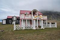 Löwentormuseum  Noch während des Arbeitslebens nutzte Samúel seine karge Freizeit, diverse – inzwischen ebenfalls verschollene – Skulpturen aus Sperrholz und Pappe zu basteln. Jetzt aber, als Rentner, legte er richtig los. Und obwohl er nie eine entsprechende Ausbildung genossen hatte, begann er nach dem Bau seiner Kirche mit einem Museum, in welchem er seine Werke präsentieren wollte. Seit dem Bau seines Häuschens hatte er die Arbeit mit Beton lieben gelernt und so wuchs auch dieses Museum aus selbst verarbeitetem Beton und schwerem Schiffsstahl, welchen er eigenhändig aus einem gestrandeten Schiff im Nachbarfjord ausbaute und – an einem Strick hinter sich herziehend – zu Fuß über die Berge nach Selárdalur brachte.