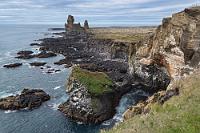 Lóndrangar útsýnisstaður  Wir kehren wieder auf den Útnesvegur zurück und fahren weiter gen Süden. Die nächste Station ist die Lóndrangar Aussichtsplattform, die man auf einem kurzen, aber herausfordernden Zuweg erreicht. Dieser Strandabschnitt ist vulkanischen Ursprungs und wird gekrönt von der sogenannten 'Elfenkirche', zwei hohen Felsnadeln am Strand. Angeblich meiden die örtlichen Bauern das Land auf dem Felsplateau, weil es den Elfen gehört.