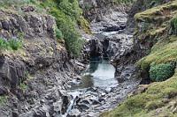 Magnetkräfte  Es ist beschaulich hier und wir sind wieder mal die Einzigen auf dem Parkplatz. Der Canyon ist zwar nicht tief und auch das Flüsschen rauscht nicht in wilden Kaskaden durch die Schlucht, doch es gibt einen Trampelpfad, der sich gut in einer Fahrtpause erkunden läßt. Wir machen Fotos, ich schicke Drohni auf eine kurze Videofahrt zwischen die Felsen, als unter der Brücke weitere Leute auftauchen.  Es kommt, wie es immer kommt: als wir nach ca. einer halben Stunde zum Auto zurückkehren, stehen nun sieben Fahrzeuge da und mindestens 20 Menschen verteilen sich auf dem Gelände. Haben wir irgendein Schild am Auto: "Bitte auch hier anhalten"?...