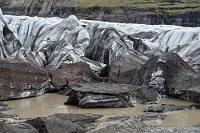 Marmoriert  Vorbei an dem großen, an der Ringstraße gelegenen Parkplatz, von dem aus die Wanderwege zum Svartifoss und dem Gletscherfuß des Skaftafellsjökull abzweigen, biegen wir etwas weiter auf die Zufahrt zum Svínafellsjökull. Der Parkplatz am Ende der kurzen Strecke ist erstaunlicherweise gebührenfrei und nur mäßig gefüllt. Entlang eines von niederem Buschwerk begleiteten Kieswegs und vorbei an einem kleinen See, erreichen wir nach nur etwa 1 km den großen Gletschersee, der sich am Fuß der großen Eiszunge gesammelt hat.