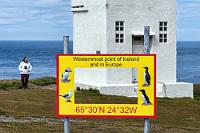 Nächste Station Grönland  Glücklicherweise sind wir mit dem Auto unterwegs und nicht mit dem Schiff. Aus uns nicht ganz einsichtigen Gründen, soll es das Meer um die Westspitze der Insel hinsichtlich der Gefährlichkeit mit Kap Hoorn aufnehmen können, denn unzählige Schiffe sanken vor den steilen Küsten und im Patreksfjörður. Nachdem wir in Portugal bereits den südwestlichsten Punkt Europas besucht haben, haben wir jetzt den  allerwestlichsten  Punkt vor uns! Aber nicht das allein erklärt den Andrang hier, sondern dass es sich beim Látrabjarg um einen weiteren, sehr gut zugänglichen Brutort von Papageitauchern, Lummen und anderen Alken auf Island handelt.