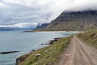 Nordische Südsee  Während der Rückweg auf der Schotterstraße – vorbei an der 'Karibik' – von etwas freundlicherem Wetter begleitet wird, gibt es nach weiteren 50 km Fahrt bis zum Hotel in Patreksfjörður wieder Regen. Wir werden freundlich – überraschenderweise sogar in akzentfreiem Deutsch – von der Rezeptionistin begrüßt und als wir unser Zimmer beziehen ist es gerade mal 17:00 Uhr. Maren checkt die Wetter App, die uns für morgen früh freundliches Wetter verspricht und selbst der Aufruf der Bezahlseite des Dynjandiparkplatzes per abgespeichertem QR-Code klappt auf Anhieb – sensationell!  Dafür endet unsere Expedition um 19:00 Uhr ins Hotelrestaurant mit einer Abfuhr, weil wir nicht reserviert haben – wir dürfen aber um 20:00 Uhr wiederkommen, womit der Abend gerettet ist.