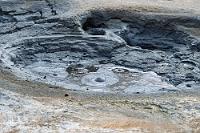 Notgedrungen  Wir sind jetzt schon 1,5 Std. hier unterwegs und können uns kaum sattsehen an den verschiedenen Tümpeln, farbigen mineralischen Ablagerungen und rauchenden Kratern. Längere Zeit nach dem morgendlich genossenen Frühstückskaffee meldet sich nun aber ein menschliches Bedürfnis, dem leider wegen fehlender Toiletten nicht auf dem Hverir-Parkplatz abgeholfen werden kann.  Wir wollen ja immer noch den Mývatn erkunden, fahren deshalb wieder über den Pass zurück und halten zuallererst auf einer N1 bei Reykjahlíð, nicht zum Tanken, sondern fürs Gegenteil :-).