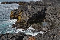 Nur für Trolle  Laut einer Überlieferung aus dem 16. Jahrhundert sollte sich an dieser Küste ein lang gesuchter, geheimnisvoller Pool befinden, in dem eine Trollfrau regelmäßig badete. Nun ist nicht nur das Geheimnis des Ortes gelüftet, man hat von der sogleich errichteten Aussichtsplattform zudem einen schönen Blick auf gleich zwei Pools, die von den ständigen Brandungswellen gespeist werden. Das eine, etwas kleinere Becken im Lavagestein, kann man sich mit etwas Fantasie zwar als Badestelle vorstellen, man kommt aber – zumindest mit Badelatschen an den Füßen – wohl nur schwierig zum Wasser hinunter.