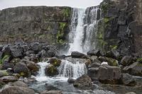 Öxarárfoss  Eigentlich wollten wir heute bereits einen großen Teil des sogenannten "Golden Circle" besuchen. Neben der "Almannagjá" gehört dazu das Geysirgebiet um den "Strokkur Geyser" und der mächtige "Gullfoss", von dem aus es dann am "Krater Kerið" vorbei nach Selfoss geht. Leider macht uns das Wetter einen Strich durch die Rechnung, denn je weiter wir Richtung Geysir kommen, desto mehr regnet es. Wir fahren noch bis zum Besucherzentrum, welches trotz des Wetters gut besucht ist, sehen aber wenig Sinn darin, bei strömendem Regen dort herumzulaufen. Wir canceln die Weiterfahrt zum Gullfoss und bleiben auch am Krater Kerið nicht stehen, sondern fahren weiter zu unserer letzten Unterkunft nahe Reykjavik, wo das Einchecken zwar auch erst um 16:00 Uhr beginnt, wir aber bereits um 13:00 Uhr ein Zimmer beziehen können, nachdem der Rezeptionsdame klar wird, dass wir hier für  drei  Nächte gebucht haben!