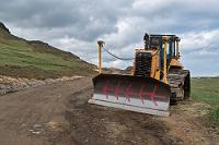Ohne Worte  Um weiter nach Westen zu kommen, müssen wir erst wieder über den Pass zurück an den Patreksfjörður (den Fjord, nicht den Ort!). Am Örlygshafnarvegur angekommen, wenden wir uns nach links, bis wir auf Höhe des Patreksfjarðarflugvöllur (ja, richtig, des'Flugfeldes') auf diese Baustelle stoßen. Wir hatten auch nicht ernsthaft vor, in die Wiese abzubiegen, wissen aber das kreative Hinweisschild zu respektieren und bleiben auf der linken Spur der rechtsseitig aufgegrabenen Schotterpiste. Irgendwann wendet sich die Straße dann weg vom Fjord, führt im weiteren Verlauf wieder über die Hochebene, die Lupinen leuchten und die Landschaft ist grandios. Schließlich am Látrabjarg angekommen, verläßt gerade jemand den Parkplatz, so dass wir die momentan einzig freie Lücke besetzen können.