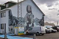 Pictogramme  Nun, das gibt uns Zeit, im zwölfseitigen 'Handbuch' des Dusters nachzuschlagen, was die seit der Abfahrt plötzlich blau und weiß im Autodisplay wabernden Pictogramme von Motor, Batterie und Fahrzeug zu bedeuten haben. Erwartungsgemäß klärt das Manual gar nichts, da das Auto aber keine weiteren Alarmsignale von sich gibt und nicht mit sofortiger Abschaltung droht, wagen wir vorerst die kurze Fahrt zum Fähranleger, wo es eine Hertz Niederlassung geben soll. Genau dort, wo diese sich befinden soll, prangt zwar ein herziges Graffiti an der Hauswand, von einer Autovermietung ist aber nichts zu sehen. Während wir umhersuchend halten, spiele ich ein wenig mit einem der diversen Hebel und Knöpfe im Armaturenbrett und entdecke dabei zufällig, wie sich auf Hebelklick die Anzeige im Display über sechs verschiedene Statusanzeigen durchschalten läßt, unter anderen zu der, die uns bisher begleitete. Später erfahren wir bei einer Internetrecherche, dass uns das rätselhafte Pictogramm über die Energierückgewinnung während des Bremsvorgangs informierte. Ich liebe meinen Golf 6!!!