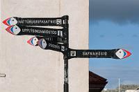 PÒSTHÙS sagt uns was...  ...das ist aber außer BANKI so ziemlich das Einzige, was wir verstehen :-). Das Zimmer ist inzwischen tatsächlich fertig, unser Gepäck ist auch noch da und weil wir luxuriöserweise gleich für zwei Nächte bleiben, bekommen wir auch ein tolles Zimmer im obersten Stock mit Blick auf Klippen und Hafen. Es ist zwar noch relativ früh, aber die Tagesaktivitäten fordern ihren Tribut, wie unsere knurrenden Bäuche signalisieren. Da das hoteleigene Restaurant zwar ausgezeichnet, aber auch ausgezeichnet hochpreisig ist, beschliessen wir, unser Erspartes bei Gott (die Pizzeria heißt tatsächlich so!) zu lassen – quasi direkt um die Ecke mit leckerer Pasta.